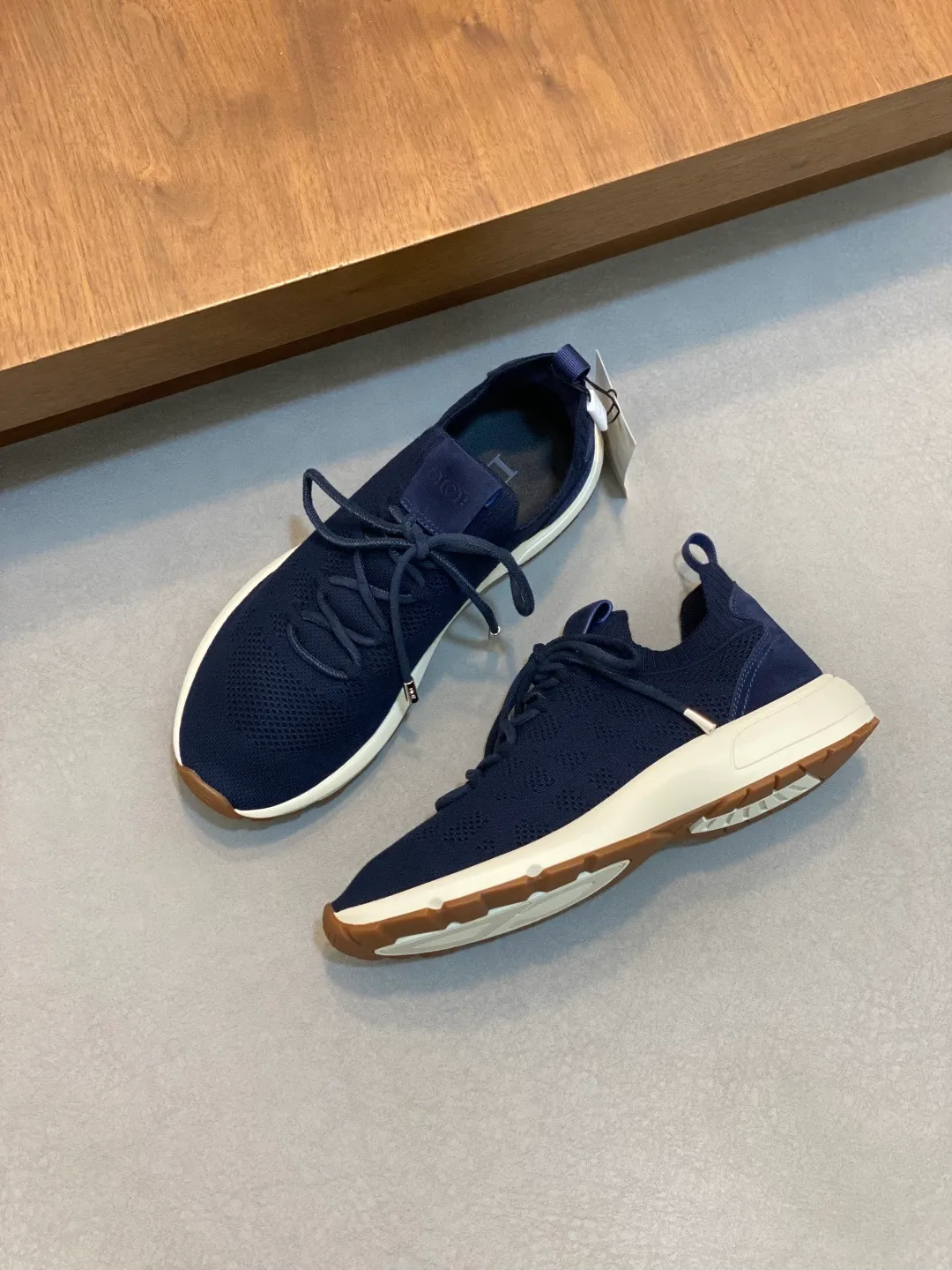 Ex-factory price: 580💰Dior’s latest men’s fashion sneakers. This item draws inspiration from retro jogging shoes. Featuring a thick, low-top design, it features a mesh fabric upper and an ultra-light rubber foam sole. The side is decorated with an embossed "Di~r" logo. Code number: 39-44 (order 38, 45, 46)
